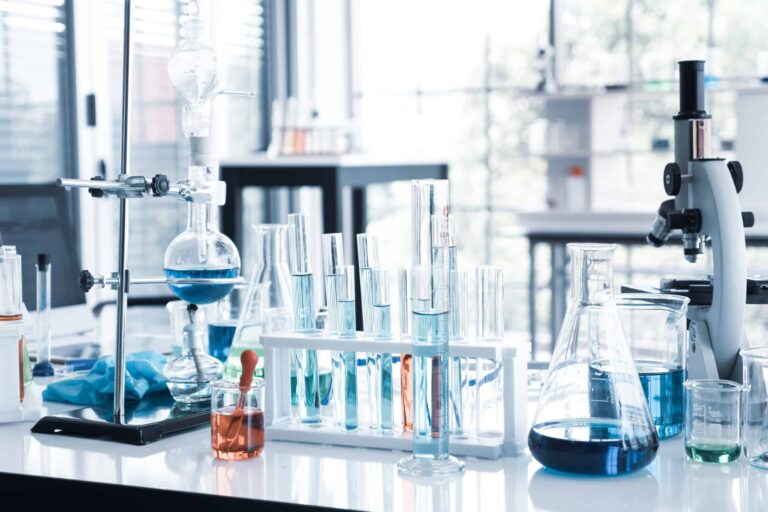 Laboratorieutrustning, en påminnelse om att HHC och H4CBD tillverkas kemiskt