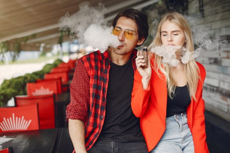 Två personer som använder en CBD vape
