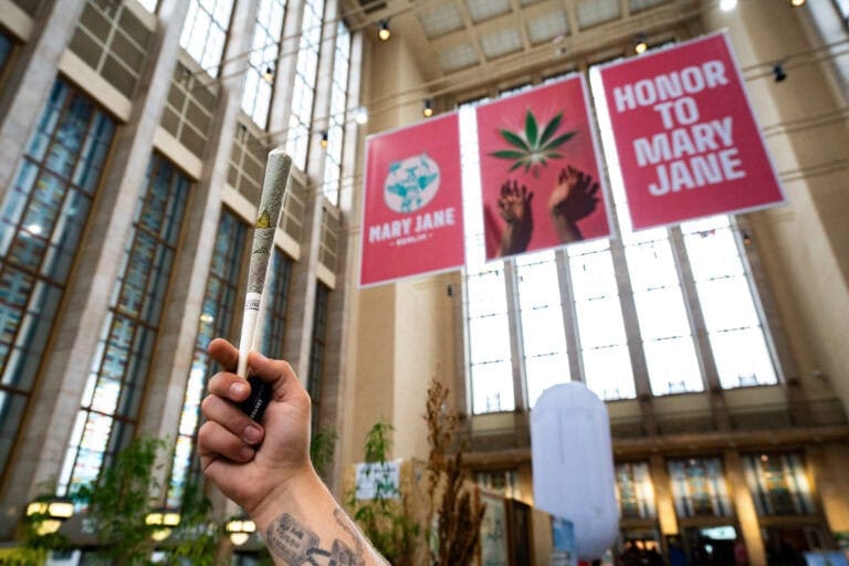Banderoller med Mary Jane Berlins logga i mässhallen