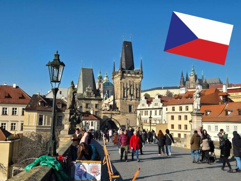 Karlsbron i Prag med Tjeckiens flagga