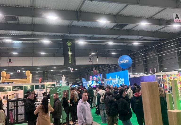 Besökare i en mässhall på Cannafest 2025 i Prag