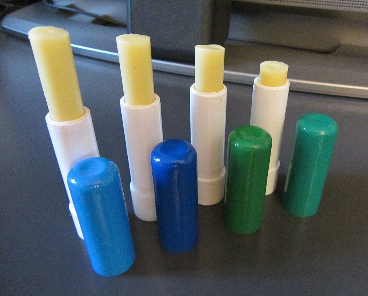 Hemgjorda läppbalsamstift med färgade lock