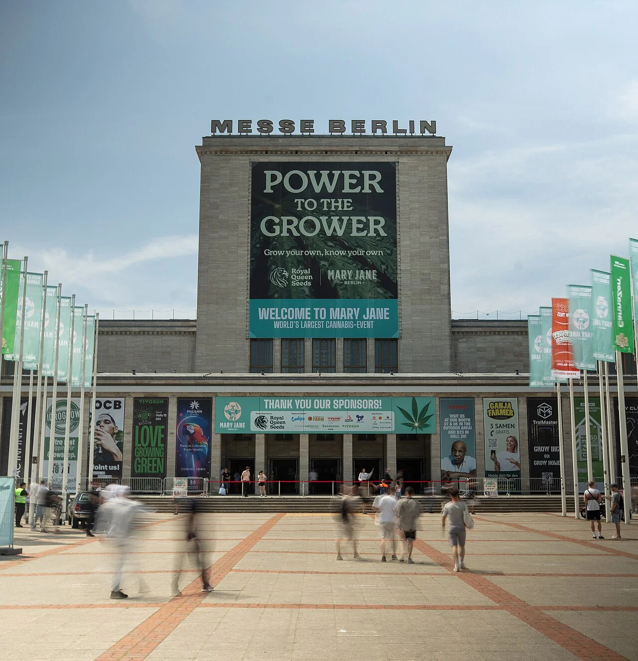 Norra entrén till Messe Berlin med skyltar för cannabismässan Mary Jane Berlin