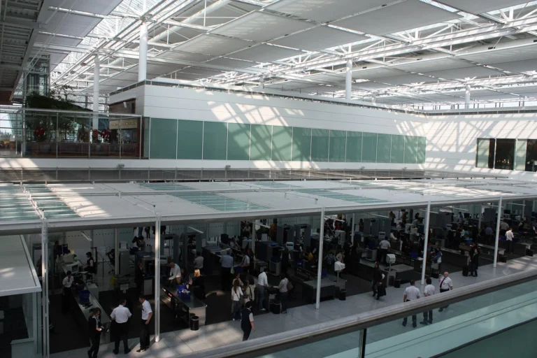 Säkerhetskontroll på en flygplats med passagerare i kö
