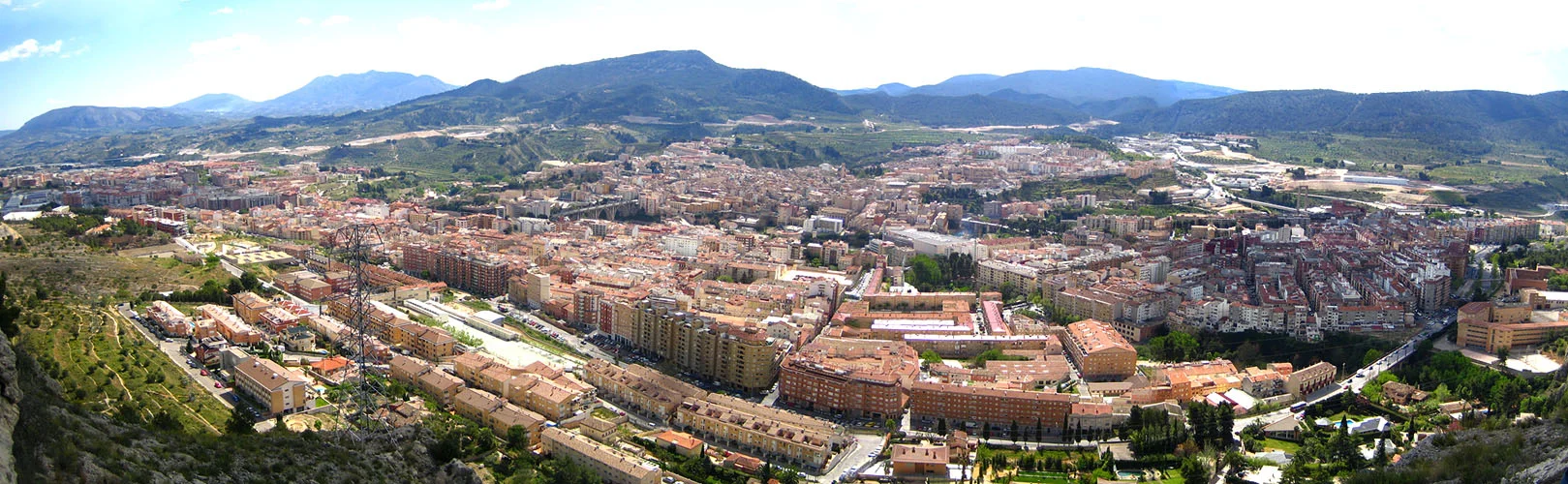 Panoramautsikt över staden Alcoy (Alcoi) i Valencia-regionen, sedd från bergen i Mariola