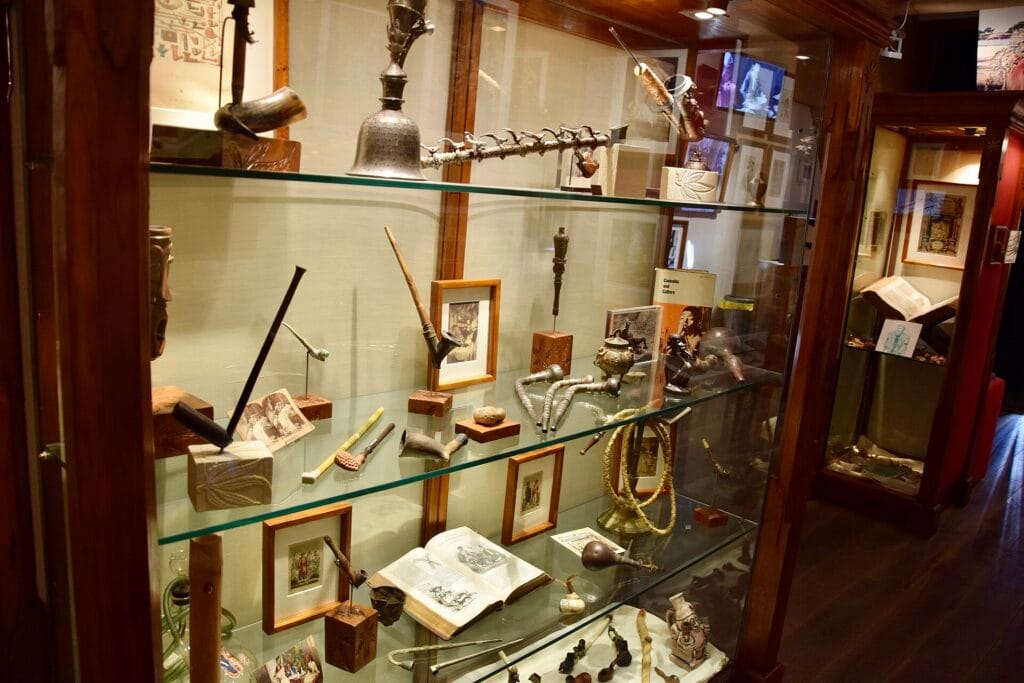 Monter med pipor och föremål på Hash Marihuana & Hemp Museum i Amsterdam
