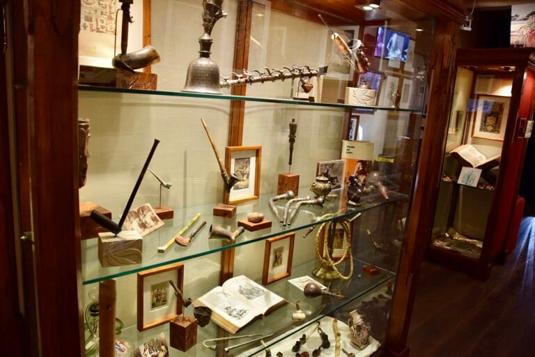 Monter med pipor och föremål på Hash Marihuana & Hemp Museum i Amsterdam