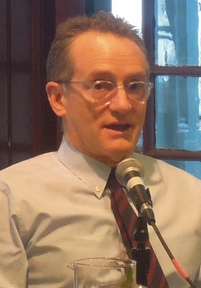 Howard Marks talar vid ett evenemang 2012