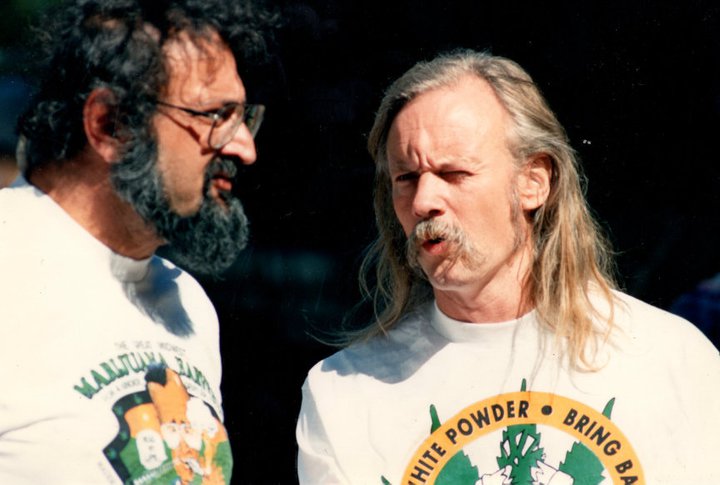 Jack Herer och Dana Beal på en scen i Madison, Wisconsin, 1989
