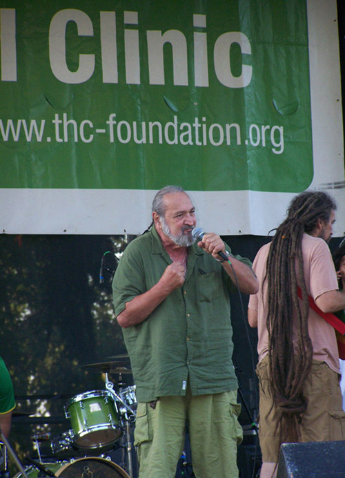 Jack Herer håller tal på Hempstalk-festivalen i Portland i september 2009