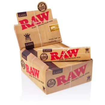 Låda med RAW Classic King Size Slim rullpapper och ett häfte framför