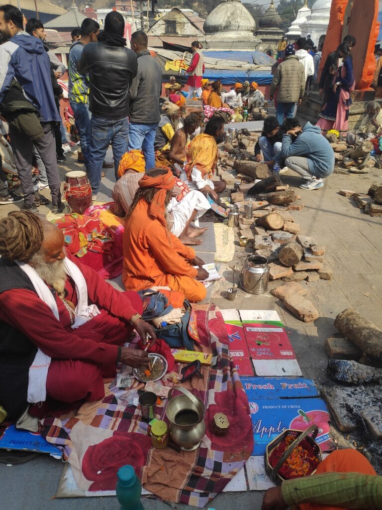 Sadhuer vid templet Pashupatinath i Kathmandu
